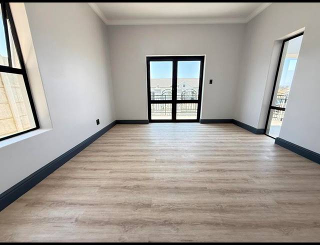 5 BEDROOM HOUSE FOR SALE IN TAFELZICHT